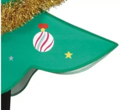 Albero di Natale decorato con costume da stella per bambini
