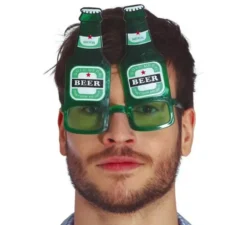 Bicchieri di bottiglie di birra verde