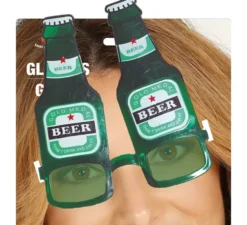 Bicchieri di bottiglie di birra verde