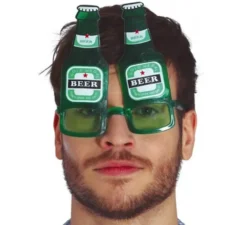 Bicchieri di bottiglie di birra verde