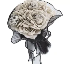 Bouquet di rose grigie con un teschio
