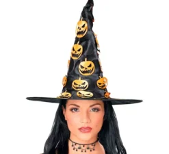 Cappello da strega con zucca appesa