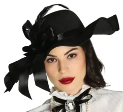 Cappello nero con piume