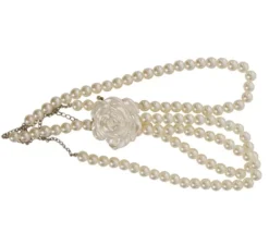 Collana di perle con fiore