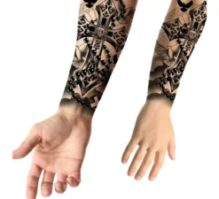 Croce e tatuaggio di colombe