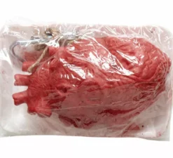 Cuore insanguinato su un piatto