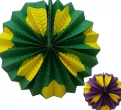 Lanterna in diversi colori con grandi pois gialli