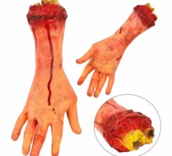 Mano amputata con sangue