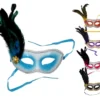 Maschera con piume nere sui lati colori assortiti