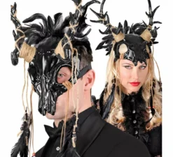 Maschera da sciamano con teschio nero e piume