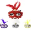 Maschera di Carnevale con piume e gemme in colori assortiti