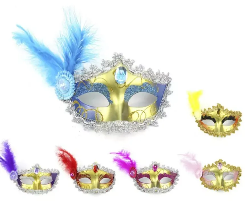 Maschera di Carnevale dorata con piume di colori assortiti