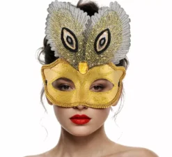 Maschera veneziana dorata con piume