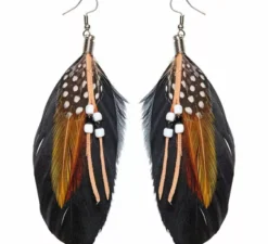 Orecchini indiani con piume e perle