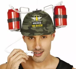 Soldato Di Casco Bere Birra