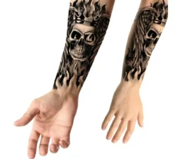 Tatuaggio con teschio fiammeggiante in bianco e nero